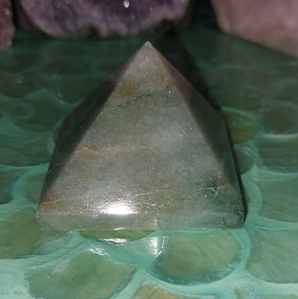 Green Aventurine Mini Pyramid - Picture 3 of 6